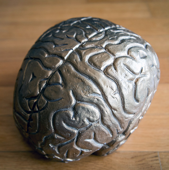 Skulptur goldenes Gehirn auf Holztisch, Detailansicht