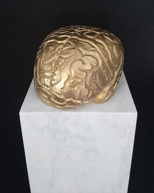 Skulptur Gehirn vergoldet auf weissem Marmorsockel