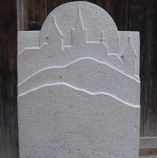 Grabzeichen mit Relief der Skyline einer Stadt mit Kirchtürmen