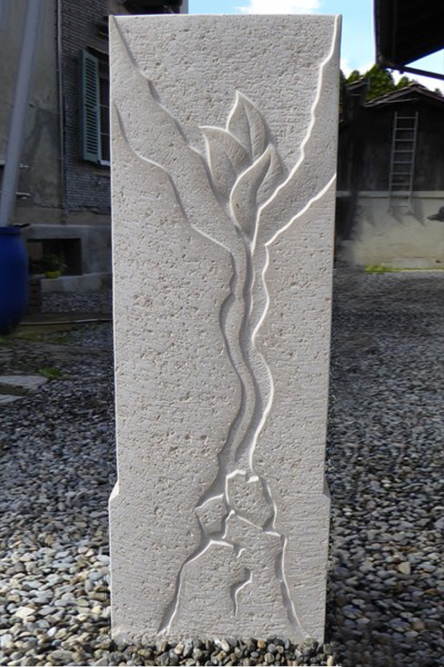 Steinzeichen mit Relief einer Pflanze mit Wurzeln in die Tiefe